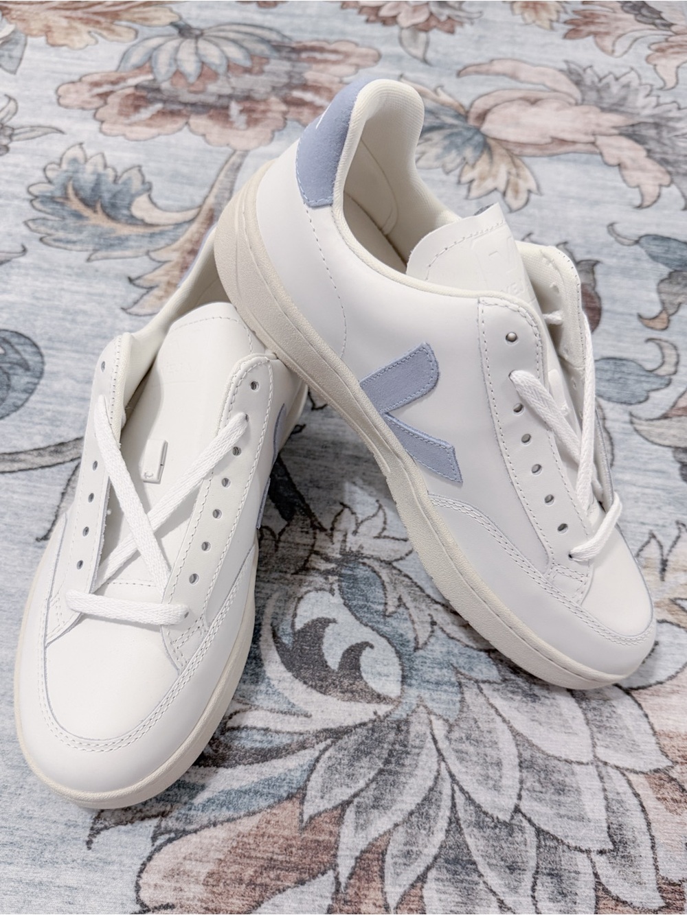 Brand New! Veja V-12 leather Sneakers with Pale Blue Logo EU 39